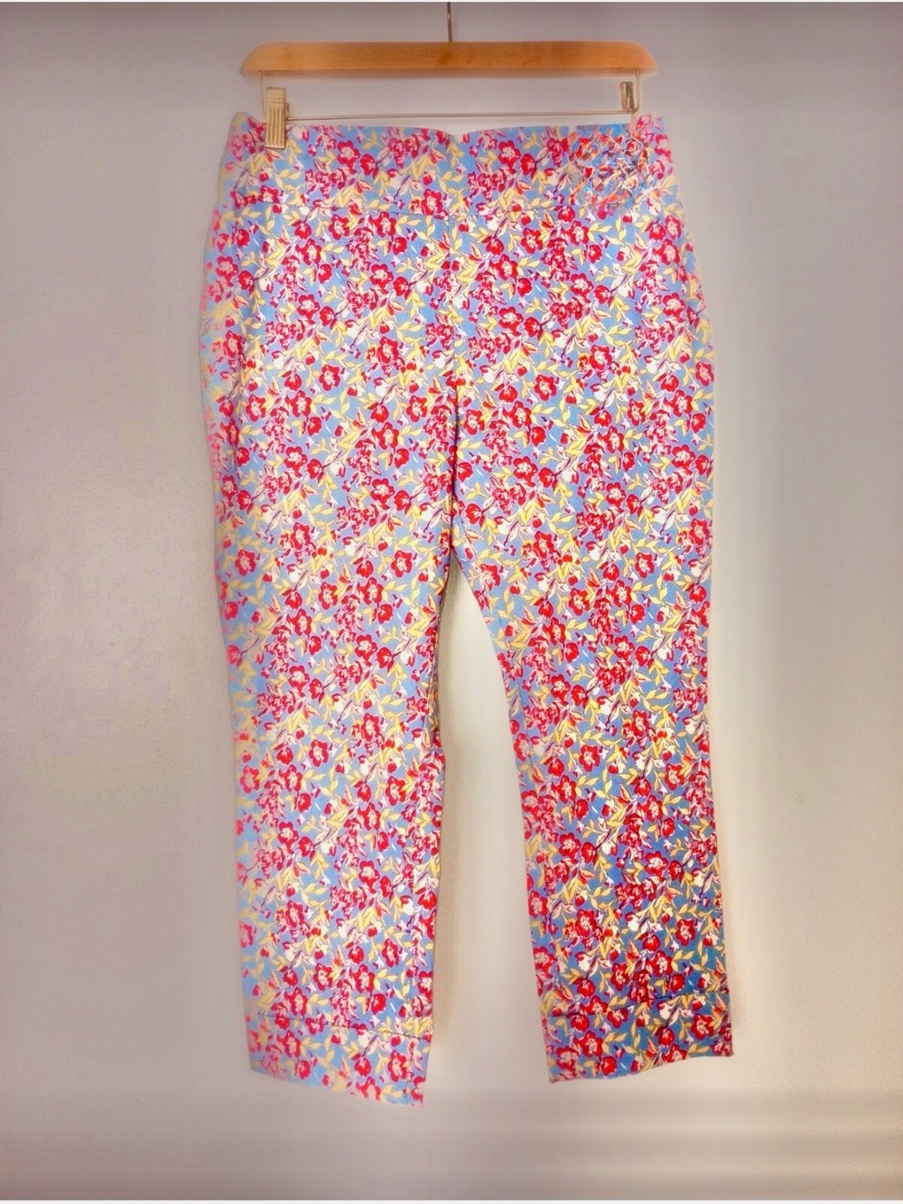 New York & Company Blue Floral Capri Cropped Pull-On Capri Pants